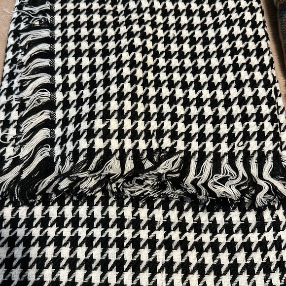 ⚡️5/$40⚡️ Plaid blanket scarves - Picture 3 of 5